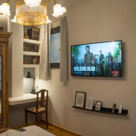 Victorian Elegance, Athens' Hidden Gem, 6br , 30sec To Metro , Ac , Netflix Apartment *